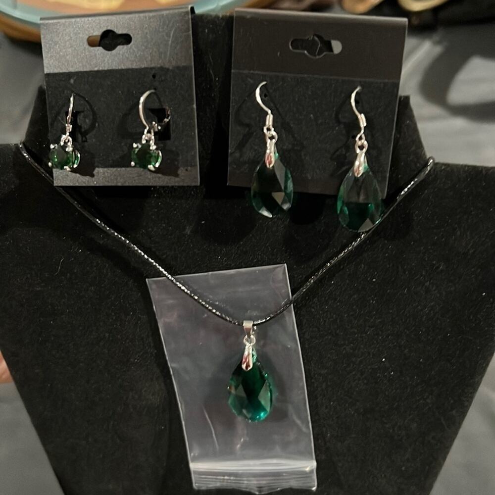 CRYSTAL necklace & 2 pairs of earrings. Pretty bright green color!